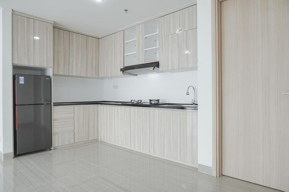 Fridge, stovetop, cookware/dishes/utensils, dining tables
