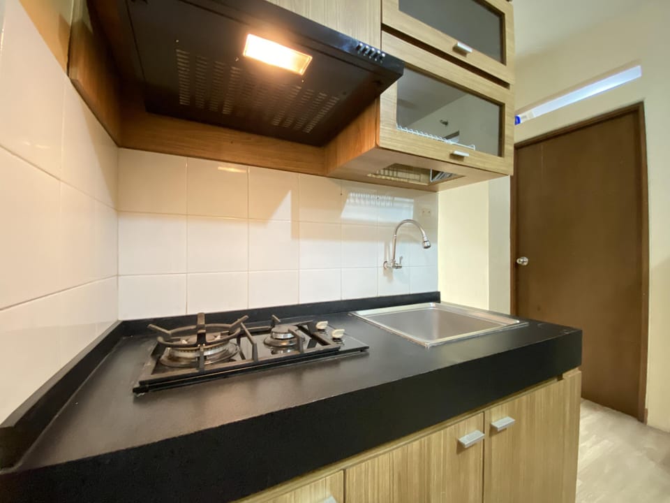 Fridge, stovetop, cookware/dishes/utensils, dining tables