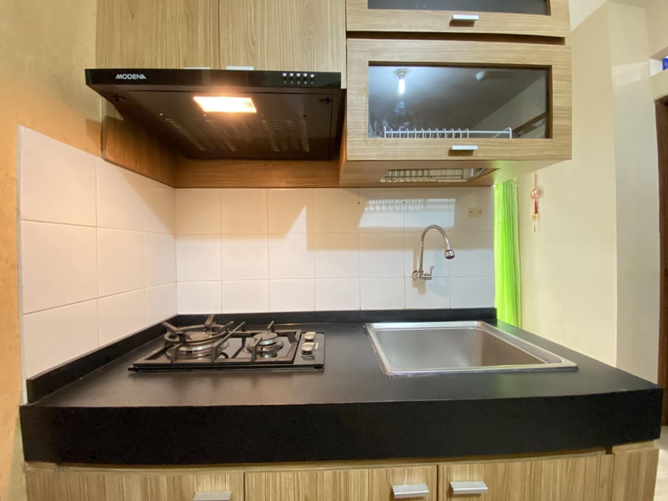 Fridge, stovetop, cookware/dishes/utensils, dining tables