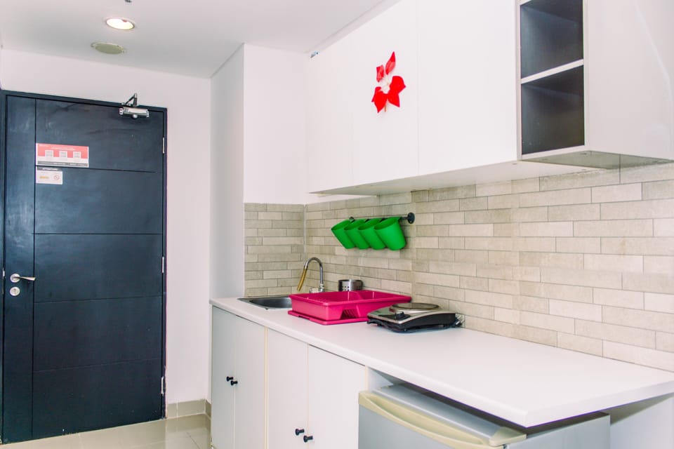 Fridge, stovetop, cookware/dishes/utensils, dining tables