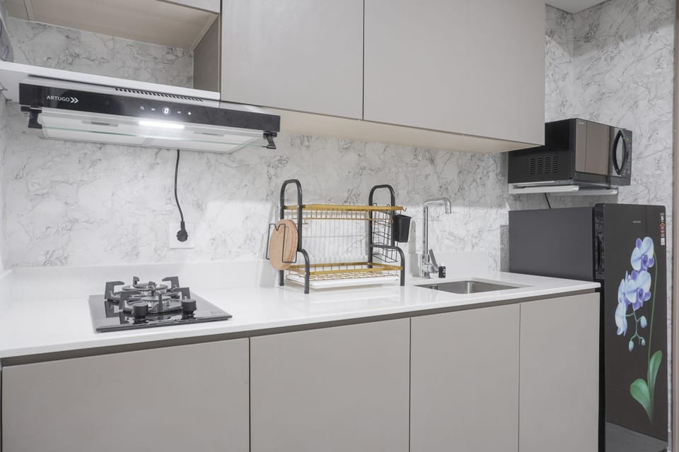 Fridge, stovetop, cookware/dishes/utensils, dining tables