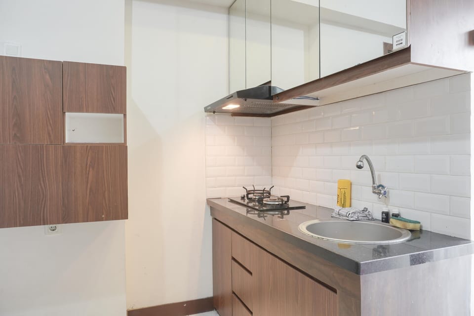 Fridge, stovetop, cookware/dishes/utensils, dining tables