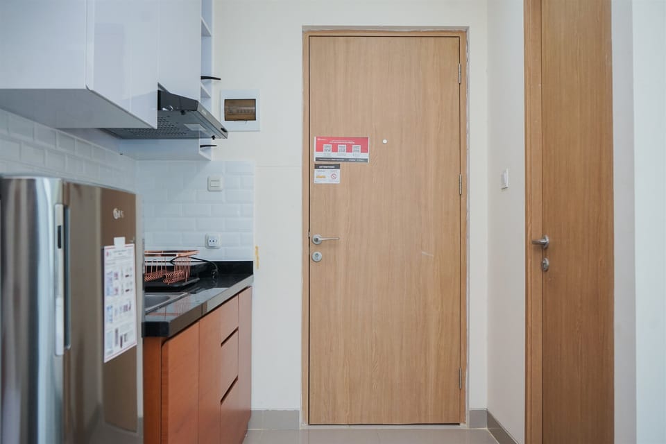 Fridge, stovetop, cookware/dishes/utensils, dining tables