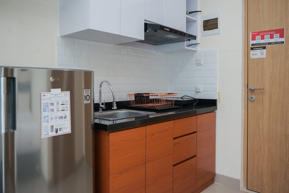 Fridge, stovetop, cookware/dishes/utensils, dining tables