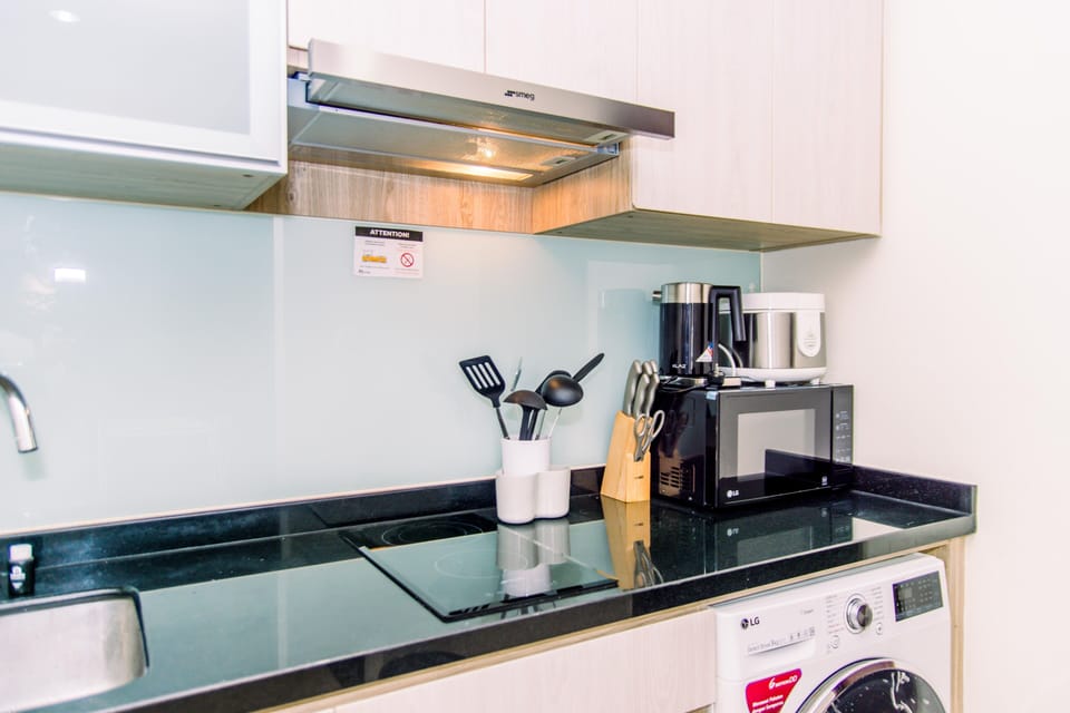Fridge, microwave, stovetop, cookware/dishes/utensils