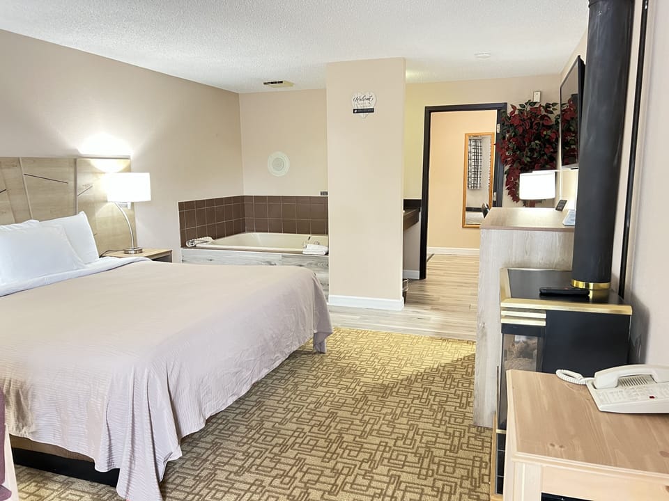 Suite (Whirlpool) | Iron/ironing board, free WiFi, bed sheets