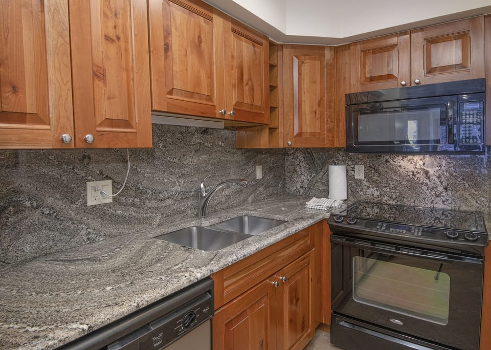 Condo, 1 Bedroom | Private kitchen | Fridge, oven, coffee/tea maker, toaster