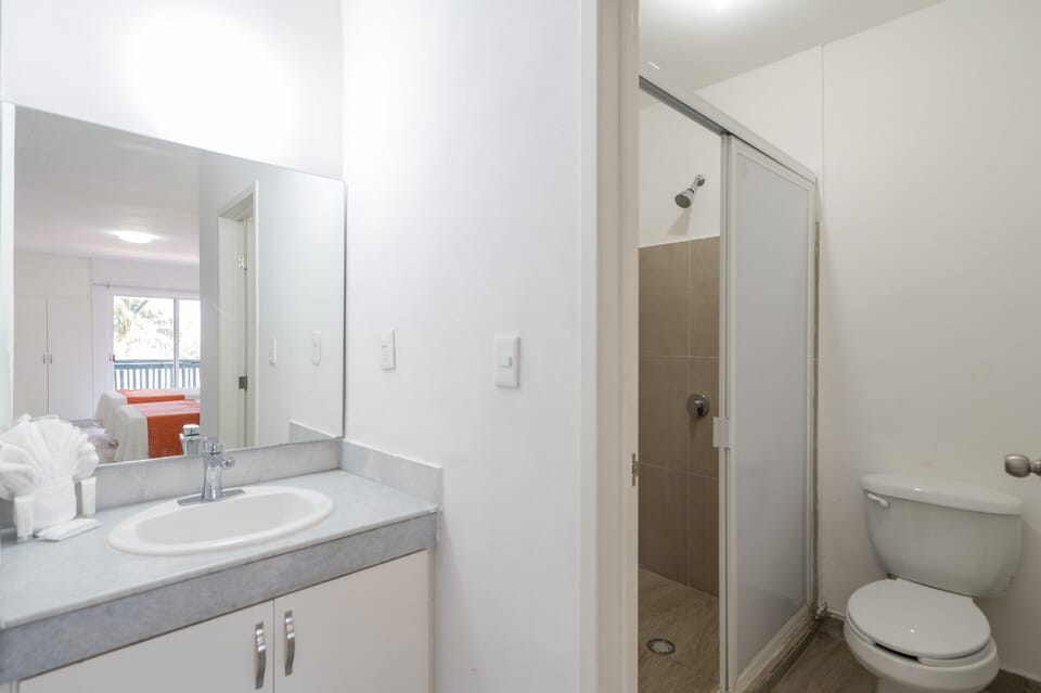Classic Room, Balcony, Lagoon View | Bathroom amenities | Shower, free toiletries, hair dryer, towels