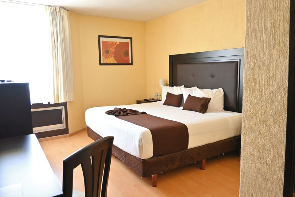 Standard Room, 1 King Bed | Premium bedding, in-room safe, desk, blackout drapes