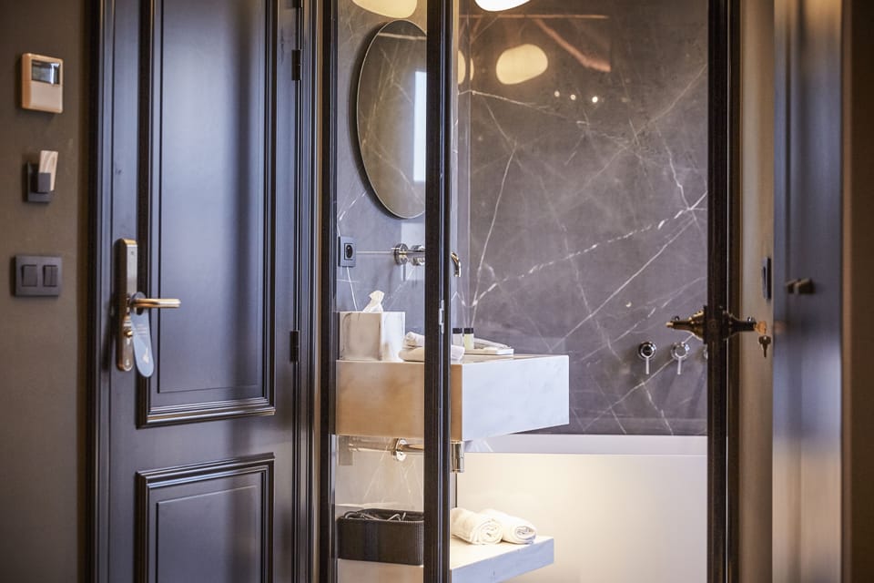 Design Room, 1 Queen Bed, Non Smoking, City View | Bathroom | Free toiletries, hair dryer, bathrobes, slippers