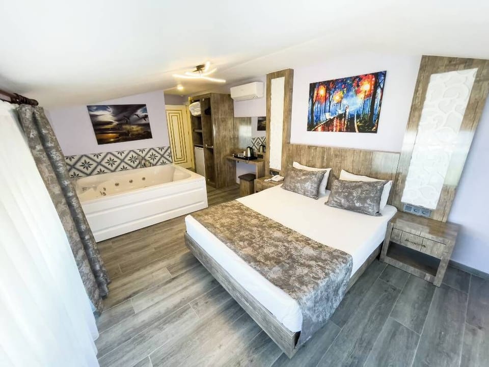 Deluxe Room, Jetted Tub, Sea Facing | Egyptian cotton sheets, premium bedding, laptop workspace