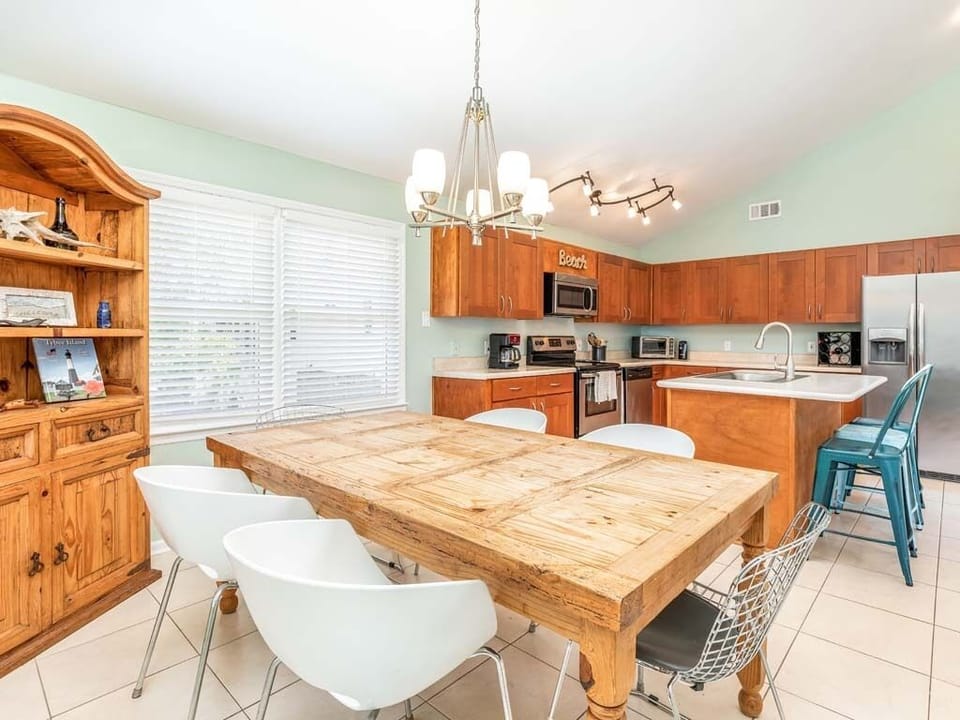House, Multiple Beds, Kitchen | Private kitchen | Fridge, microwave, oven, stovetop