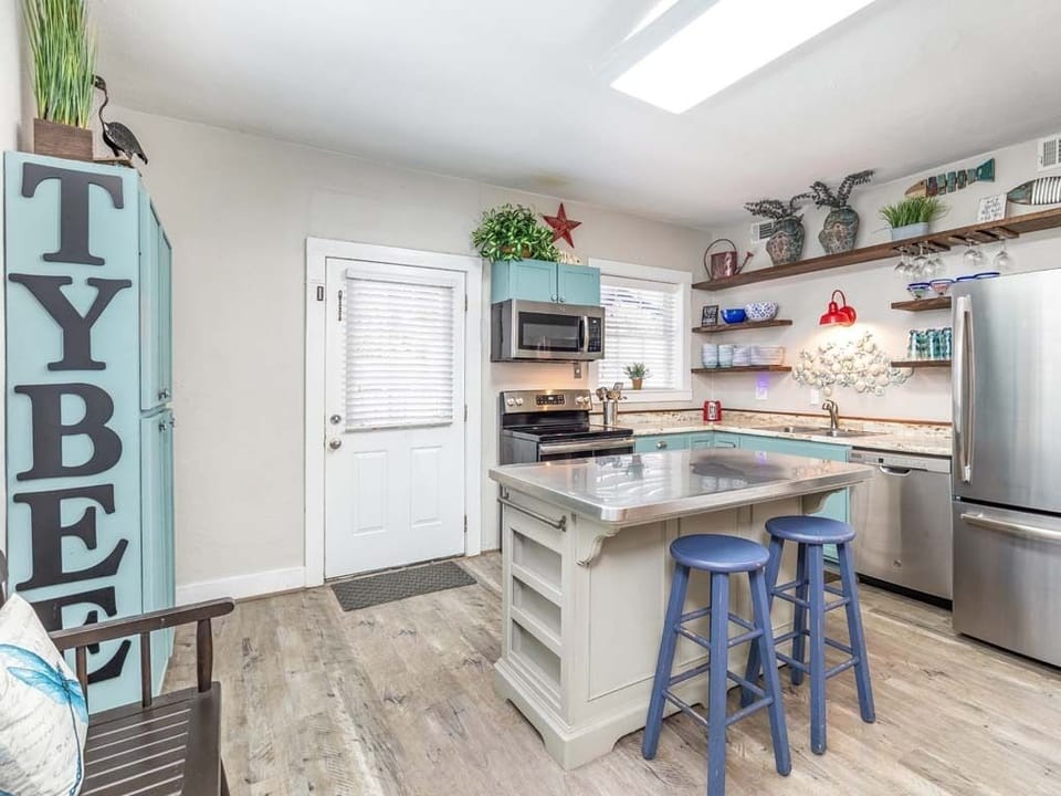 House, Multiple Beds, Pool Access, Pool View | Private kitchen | Fridge, microwave, oven, stovetop