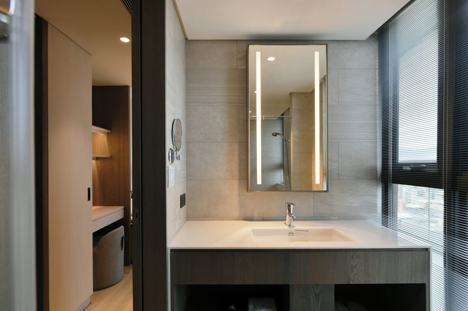 Luxury Double Room | Bathroom | Hair dryer, bidet, towels, toilet paper