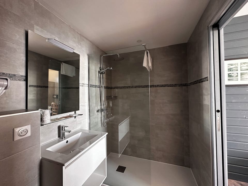 Bella Vista Room | Bathroom | Shower, towels