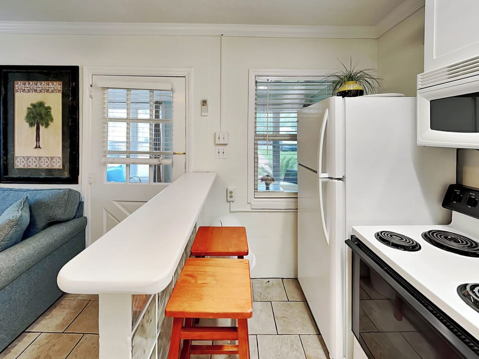Condo, 1 King Bed with Sofa bed, Kitchen, Garden View | Private kitchen | Fridge, microwave, oven, stovetop
