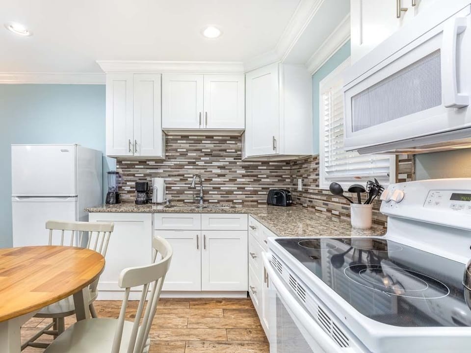 Condo, Multiple Beds, Kitchen, Garden View | Private kitchen | Fridge, microwave, oven, stovetop