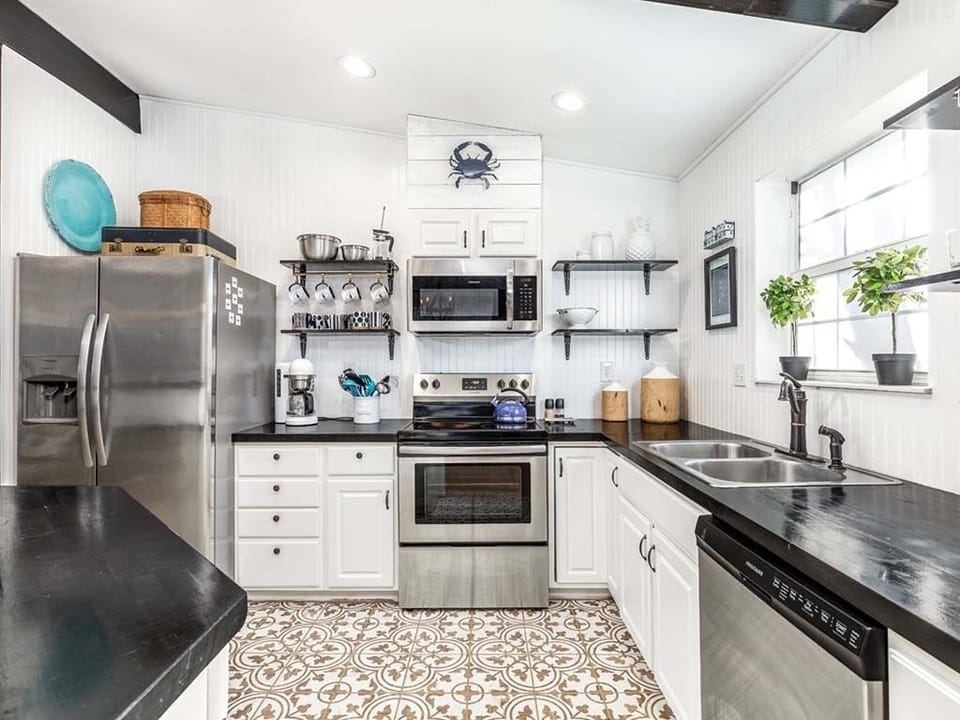 House, Multiple Beds, Hot Tub, Garden View | Private kitchen | Fridge, microwave, oven, stovetop