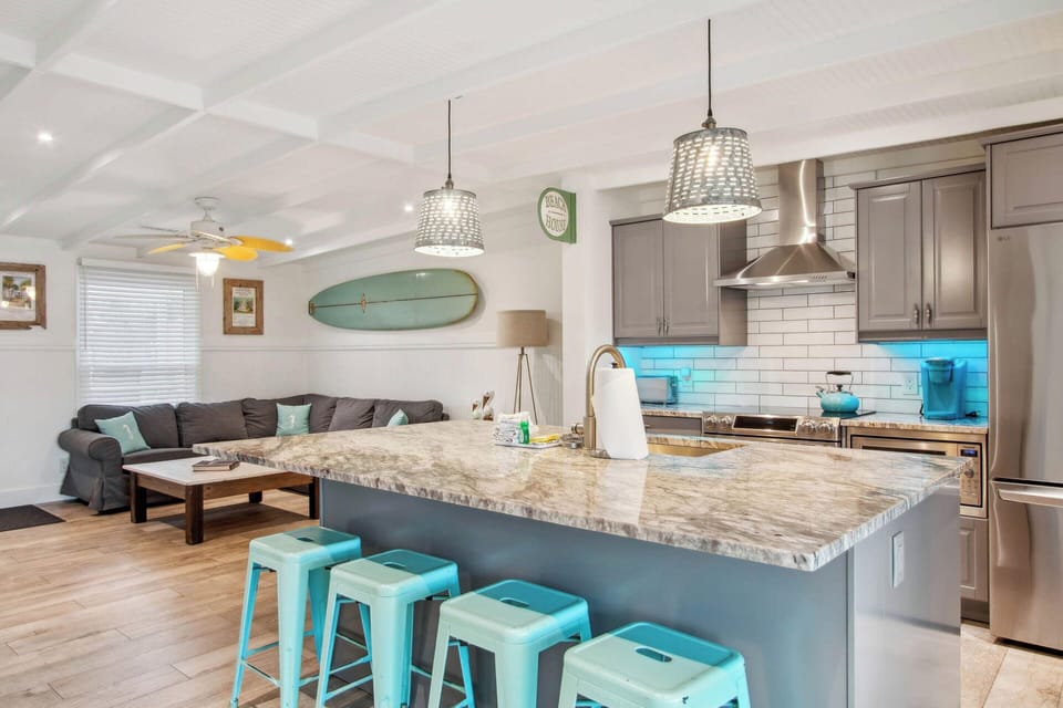 House, Multiple Beds, Kitchen | Private kitchen | Fridge, microwave, oven, stovetop