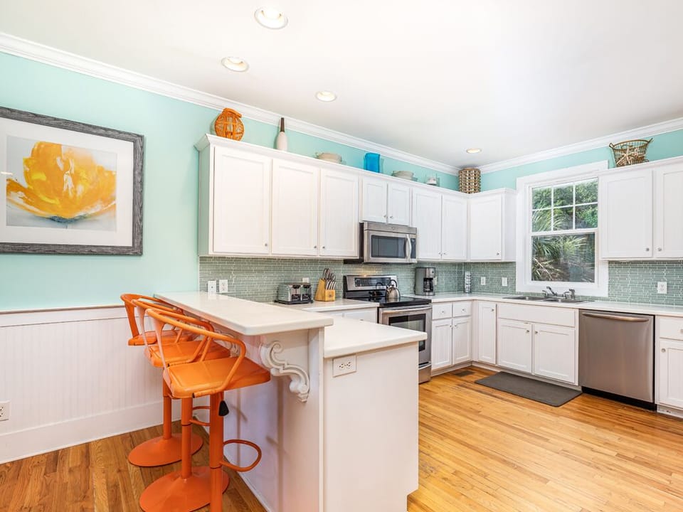 House, Multiple Beds, Kitchen | Private kitchen | Fridge, microwave, oven, stovetop