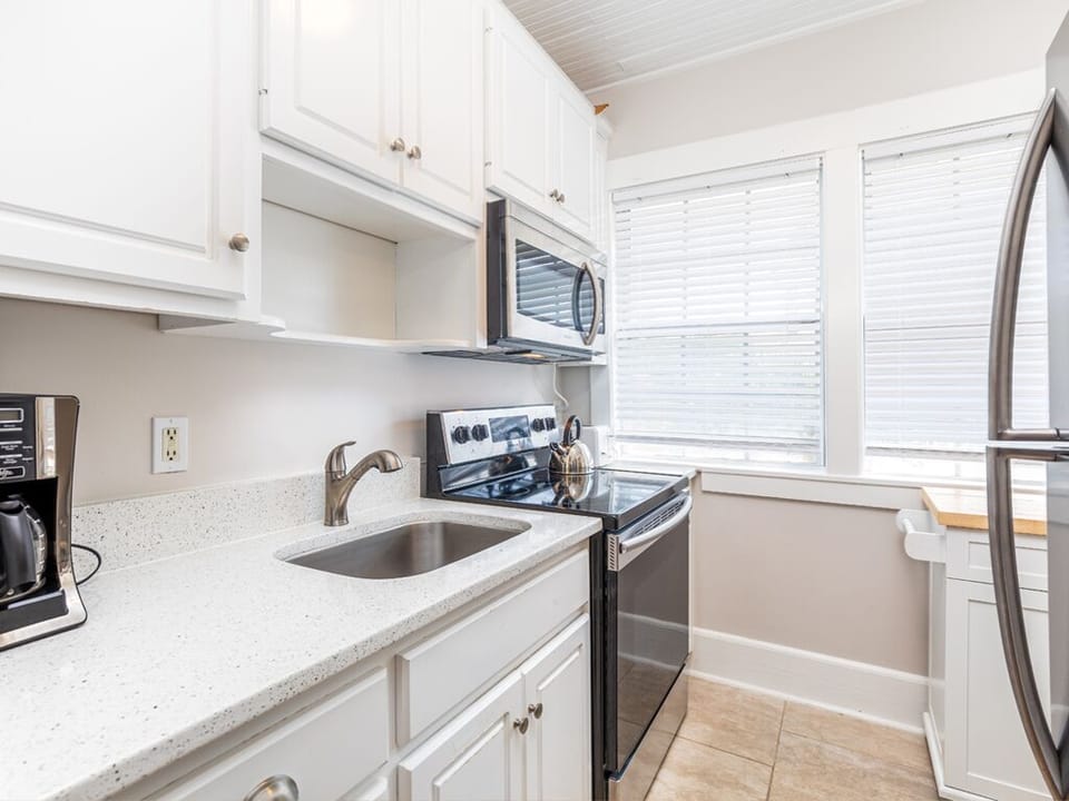 Condo, 1 Queen Bed with Sofa bed, Kitchen | Private kitchen | Fridge, microwave, oven, stovetop