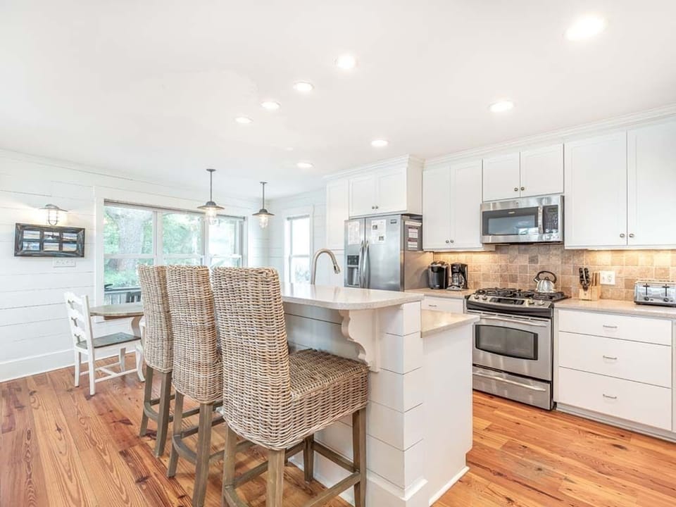 House, Multiple Beds, Pool Access, Pool View | Private kitchen | Fridge, microwave, oven, stovetop