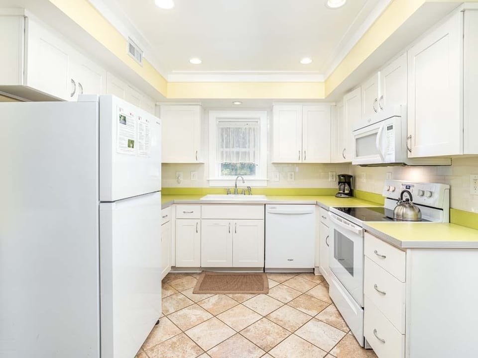 House, Multiple Beds, Kitchen, Garden View | Private kitchen | Fridge, microwave, oven, stovetop