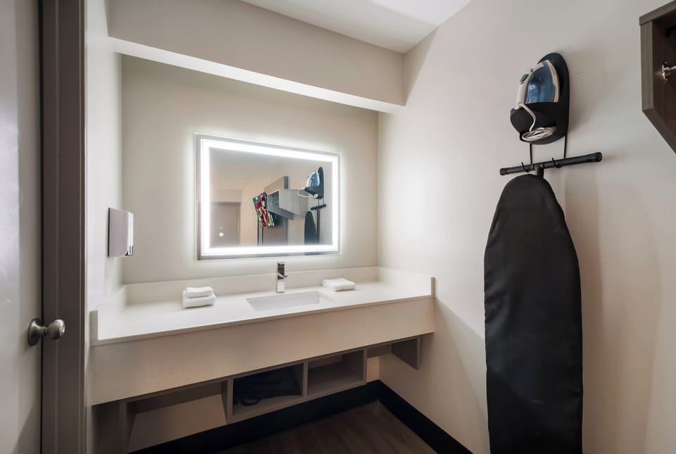 Superior Room, 1 King Bed, Non Smoking | Bathroom | Hair dryer, towels, soap, shampoo