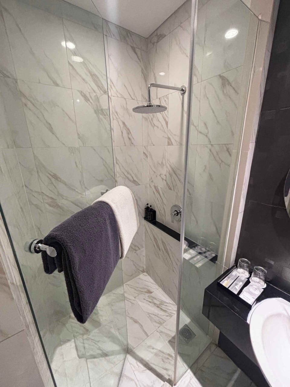 Standard Room | Bathroom | Shower, free toiletries, hair dryer, towels