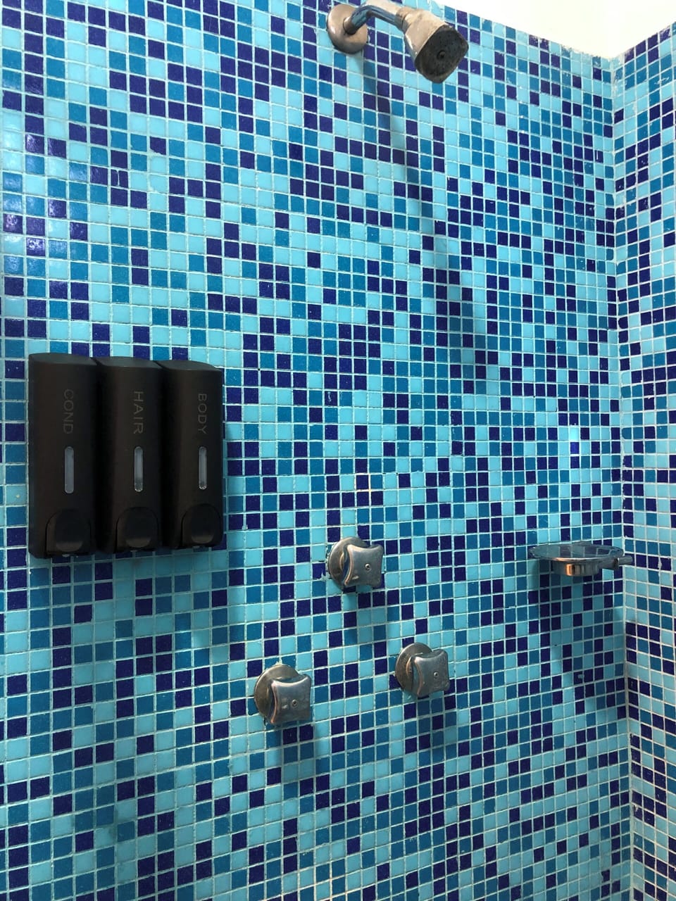 Junior Room (Cielo) | Bathroom | Shower, hair dryer, towels, toilet paper