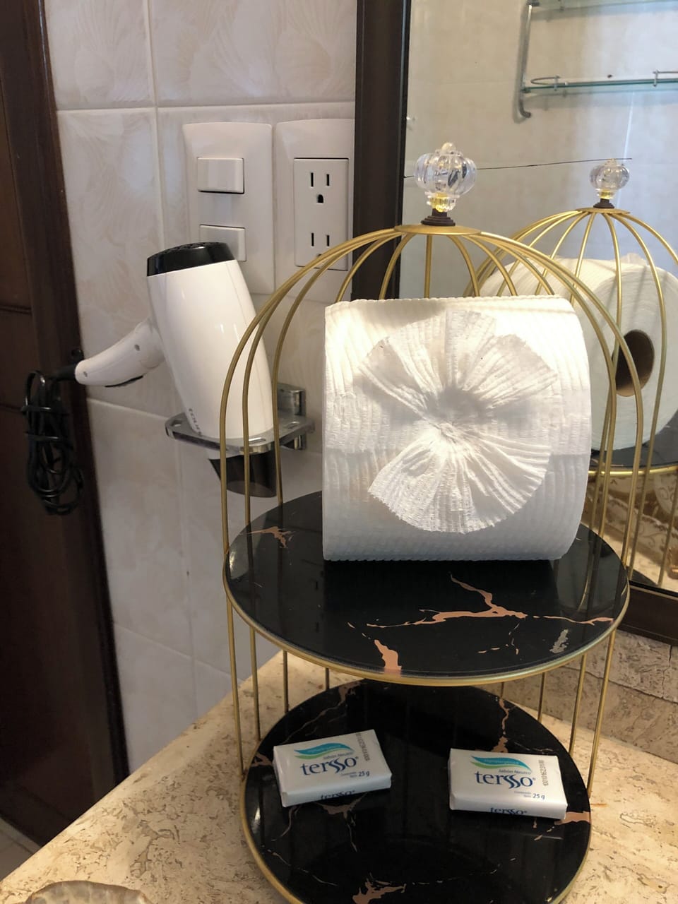 Junior Room (Delfines) | Bathroom | Shower, hair dryer, towels, toilet paper