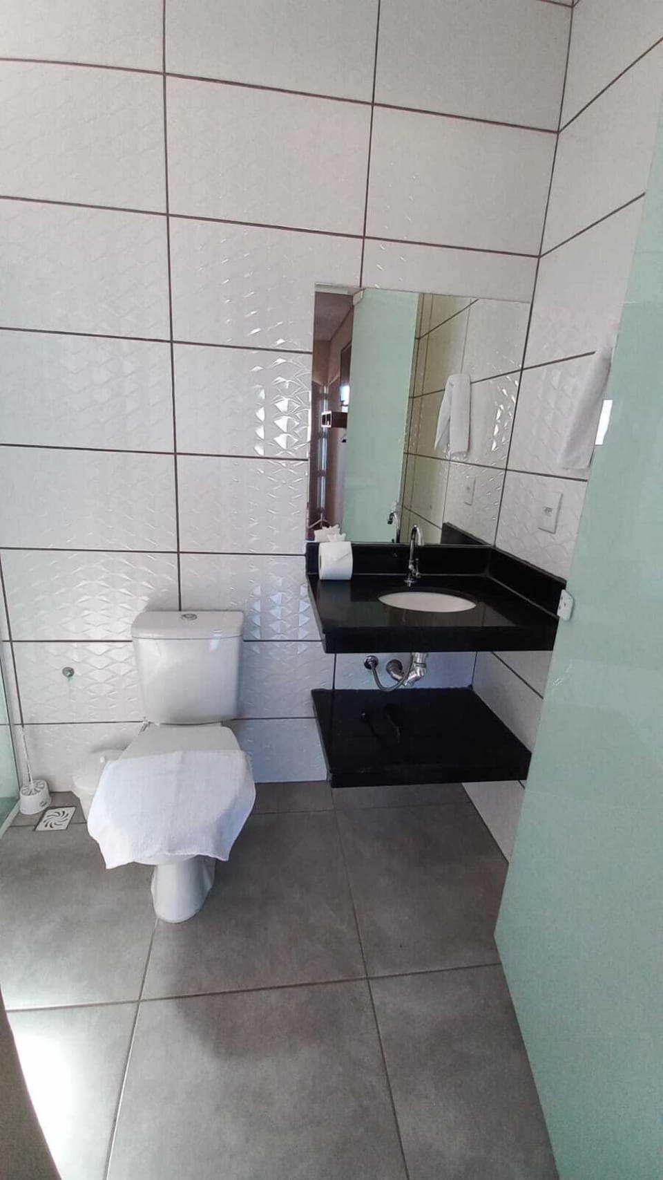 Standard Quadruple Room, Lake View | Bathroom sink