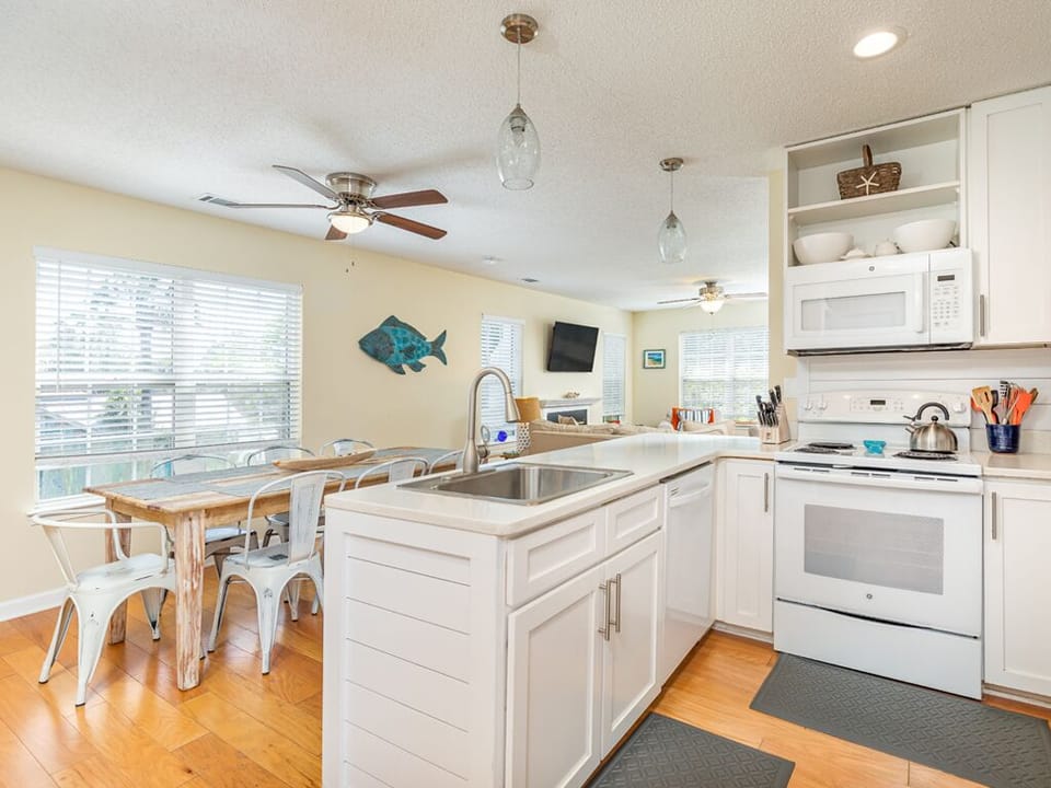 House, Multiple Beds, Kitchen, Garden View | Private kitchen | Fridge, microwave, oven, stovetop