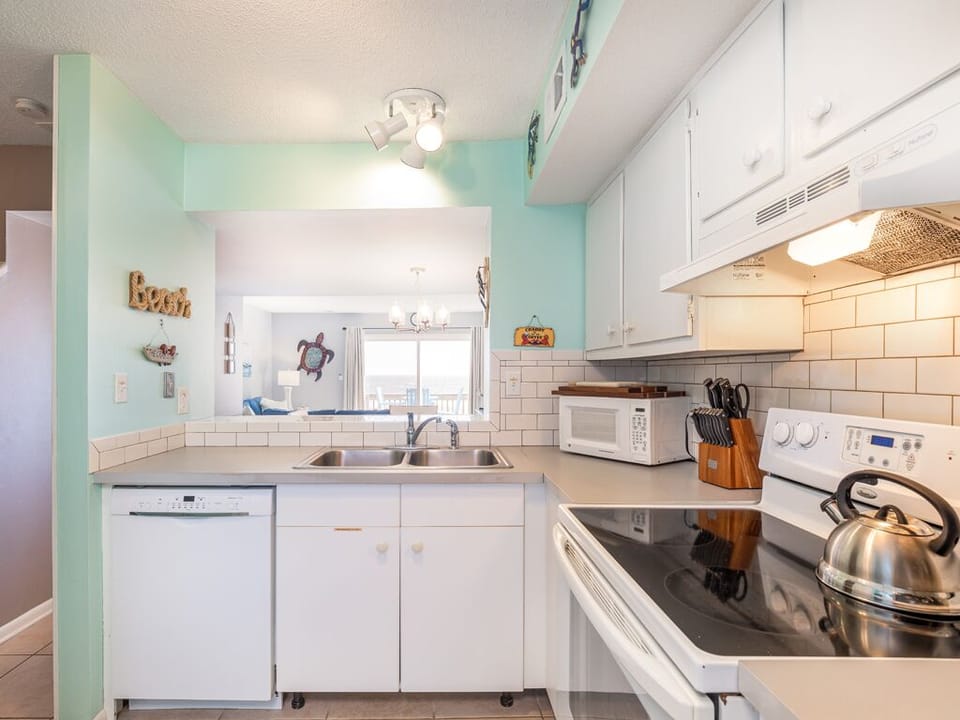 Condo, Multiple Beds, Kitchen, Beach View | Private kitchen | Fridge, microwave, oven, stovetop