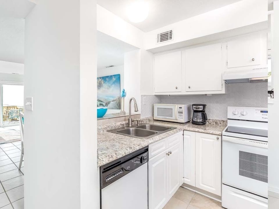 Condo, Multiple Beds, Kitchen, Beach View | Private kitchen | Fridge, microwave, oven, stovetop