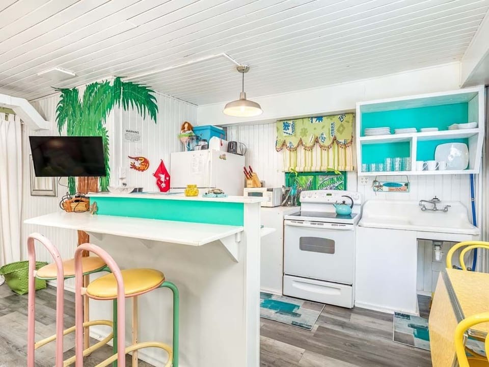 Condo, 1 King Bed, Kitchen, Pool View | Private kitchen | Fridge, microwave, oven, stovetop