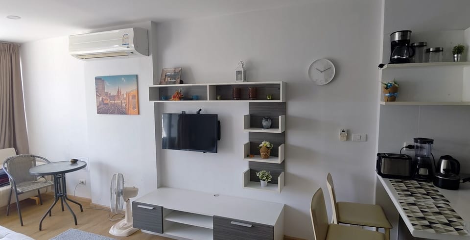 Apartment, 1 Bedroom, Smoking, Balcony | Living room | TV, books