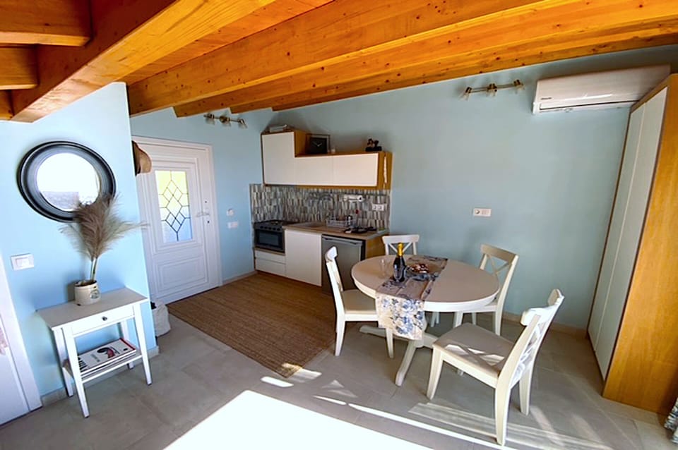 Apartment, 1 Bedroom, Smoking, Balcony | Dining