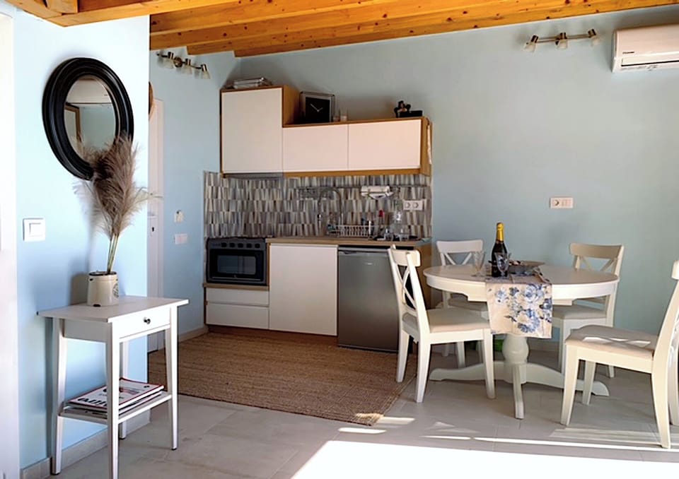 Apartment, 1 Bedroom, Smoking, Balcony | Dining