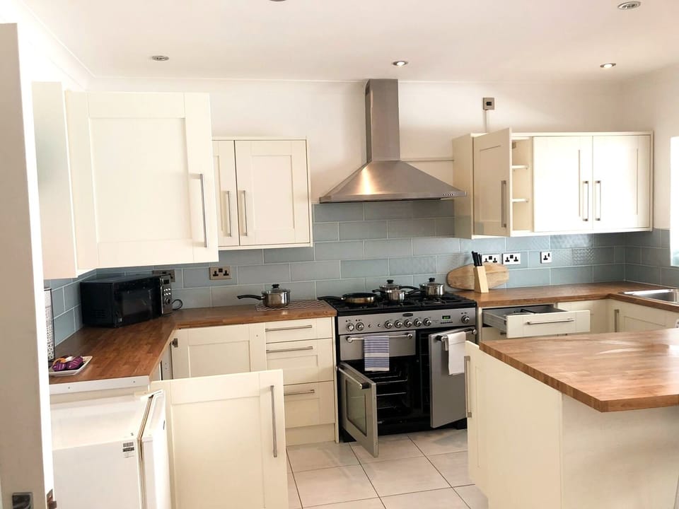 Apartment, 3 Bedrooms, Patio, Garden View | Private kitchen