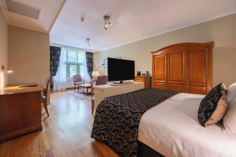 Executive Triple Room | Hypo-allergenic bedding, in-room safe, desk, laptop workspace