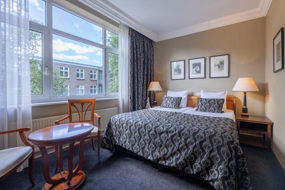 Standard Room, 1 Double or 2 Twin Beds | Hypo-allergenic bedding, in-room safe, desk, laptop workspace