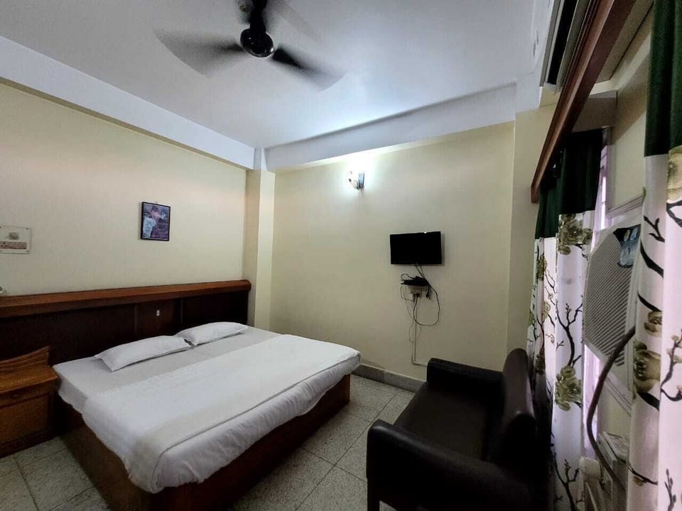 Executive Room | Premium bedding, iron/ironing board, WiFi (free), bed sheets