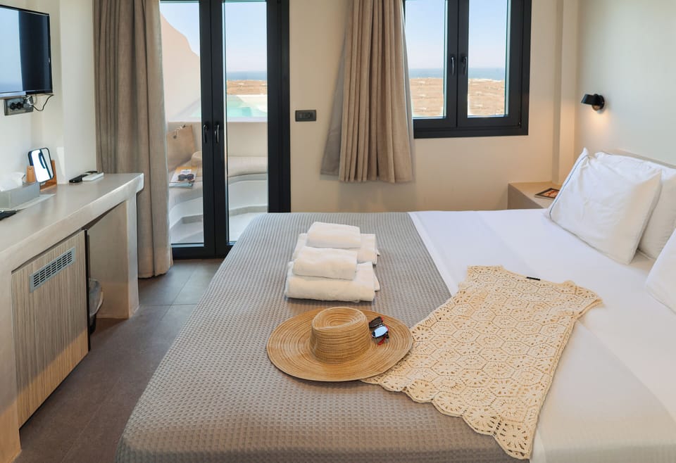 Elegant Suite Panoramic Sea View Hot Tub | Soundproofing, free WiFi, bed sheets