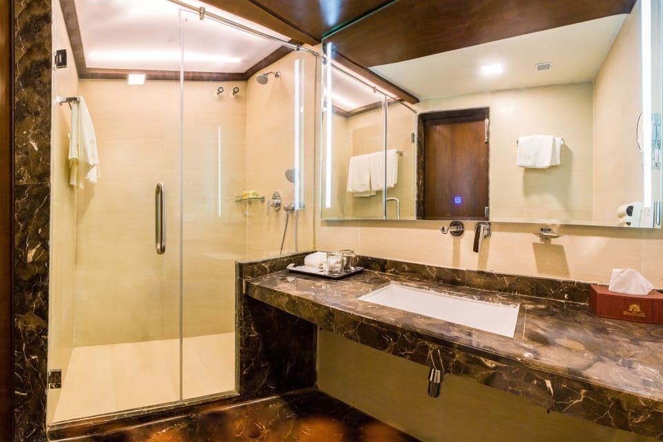 Deluxe Double Room, 1 Double Bed, Non Smoking, City View | Bathroom | Shower, free toiletries, hair dryer, towels