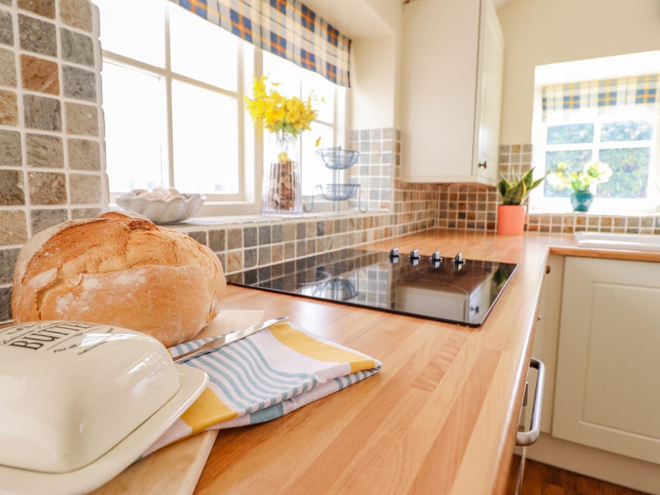 Cottage | Private kitchen | Fridge, electric kettle, toaster, cookware/dishes/utensils