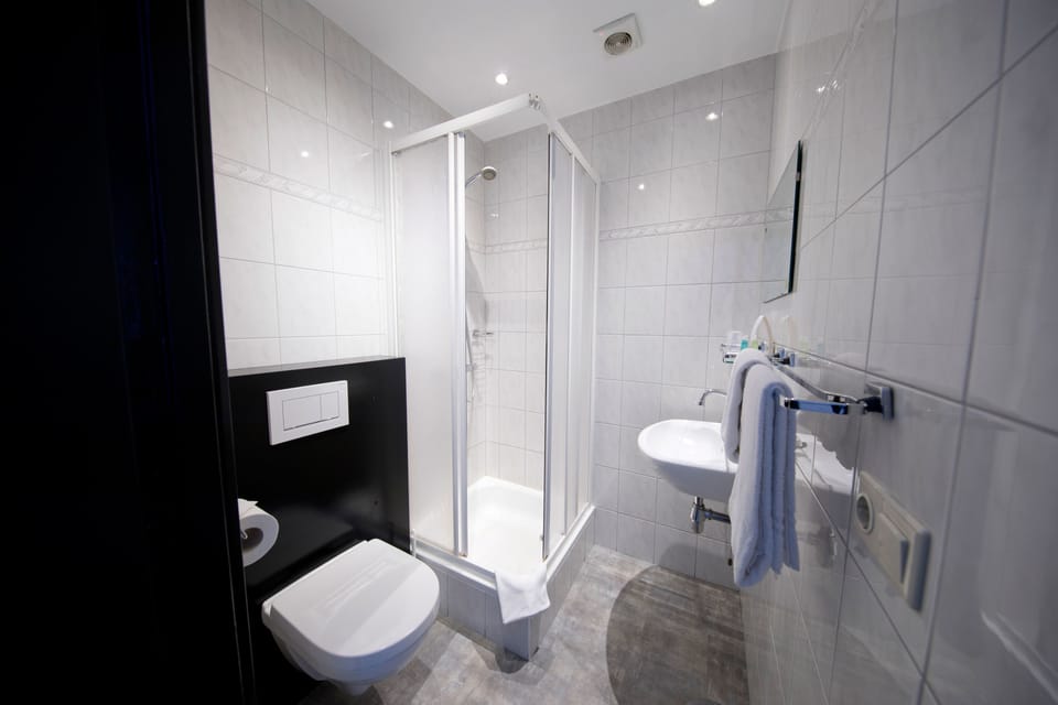 Single Room, 1 Twin Bed | Bathroom | Towels