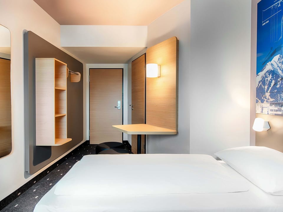 Twin Room | Desk, soundproofing, WiFi (free), bed sheets