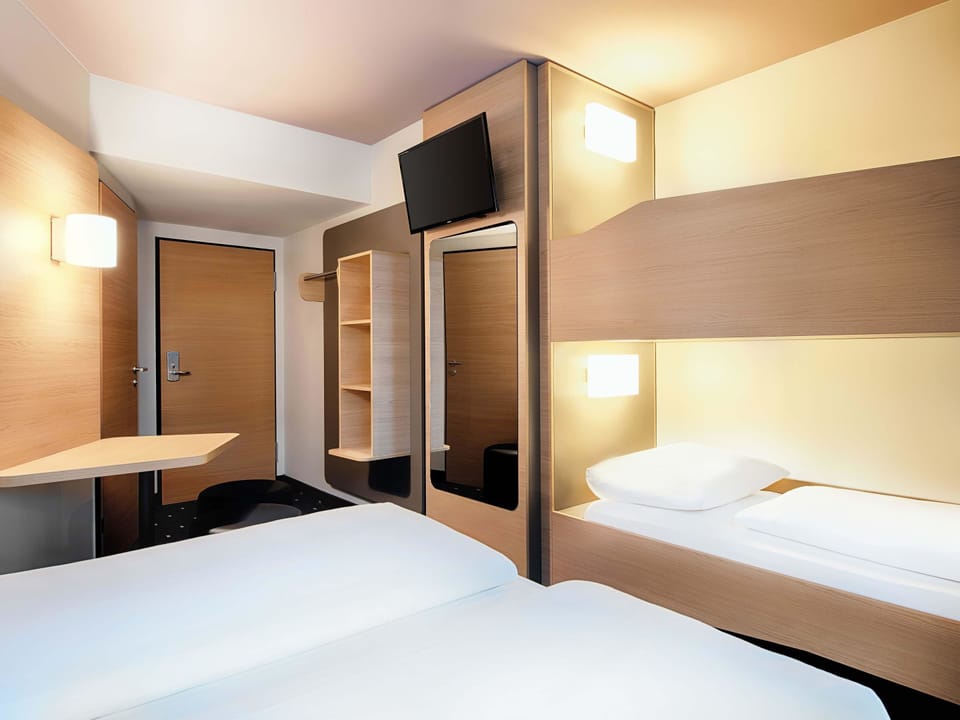 Quadruple Room | Desk, soundproofing, WiFi (free), bed sheets