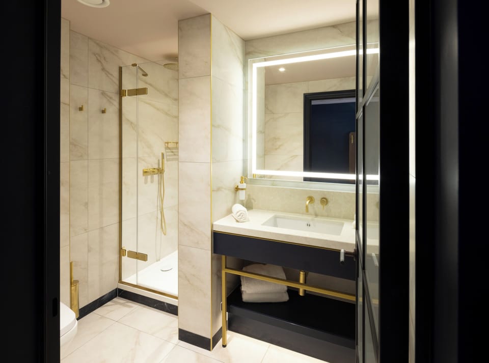 Shower, rainfall showerhead, free toiletries, hair dryer